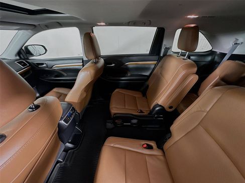 Used 2017 Toyota Highlander Limited AWD/4WD image 11