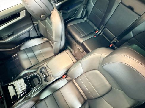 Used 2025 Porsche Cayenne image 19