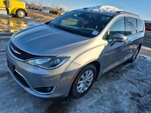 Used 2018 Chrysler Pacifica Touring-L Plus FWD image 1