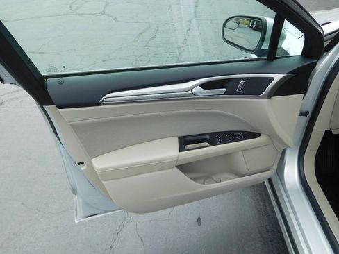 Used 2018 Ford Fusion SE FWD image 16