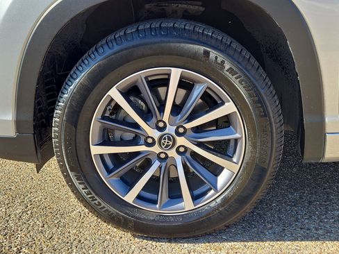Used 2017 Toyota Highlander XLE FWD image 11