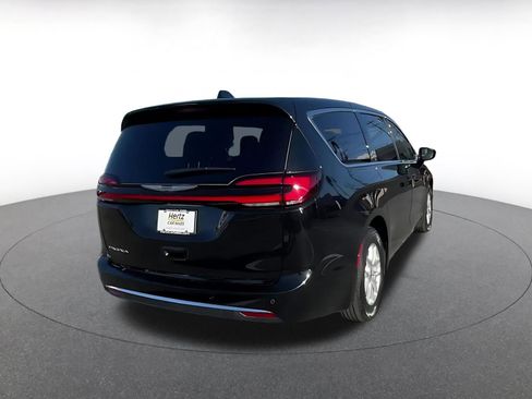 Used 2025 Chrysler Pacifica Select image 12