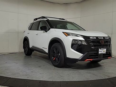 Used 2025 Nissan Rogue SV image 2