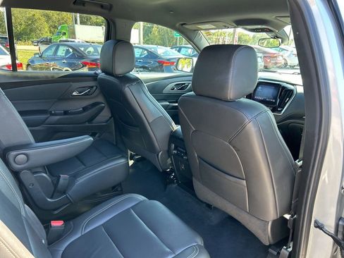 Used 2022 Chevrolet Traverse LT image 42