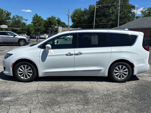 Used 2019 Chrysler Pacifica Touring-L FWD image 2