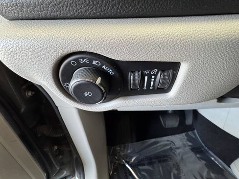 Used 2021 Chrysler Pacifica Touring-L FWD image 22
