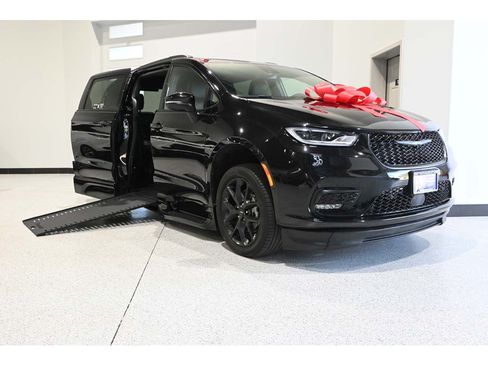 Used 2023 Chrysler Pacifica Touring-L w/ S Appearance Package FWD image 2