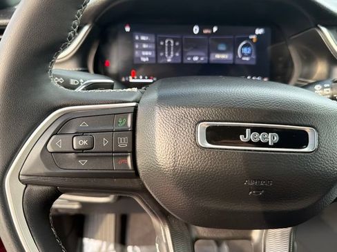 Used 2025 Jeep Grand Cherokee Altitude RWD image 30