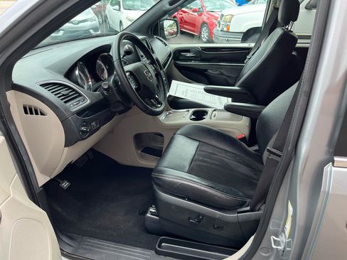 Used 2019 Dodge Grand Caravan SXT FWD image 22