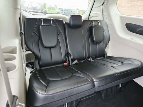 Used 2024 Chrysler Pacifica Touring-L image 17