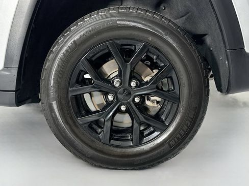 Used 2024 Jeep Grand Cherokee Altitude RWD image 31