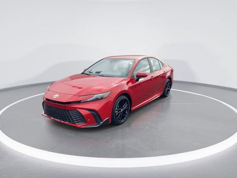 Used 2025 Toyota Camry SE image 4