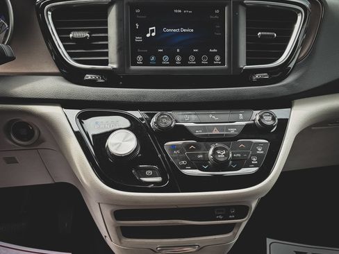 Used 2018 Chrysler Pacifica Touring-L FWD image 14