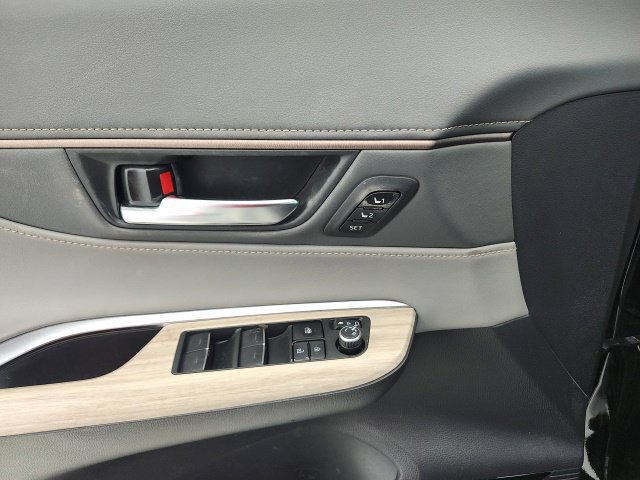 Used 2022 Toyota Venza XLE AWD/4WD image 11