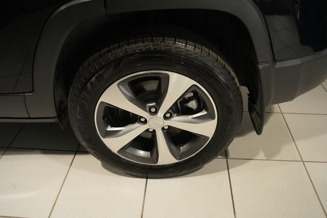 Used 2022 Jeep Cherokee Limited AWD/4WD image 11