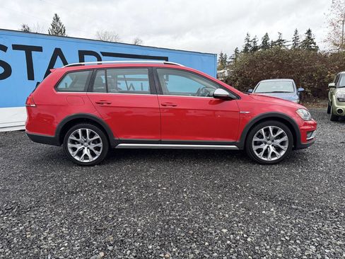 Used 2017 Volkswagen Golf Alltrack SEL image 2