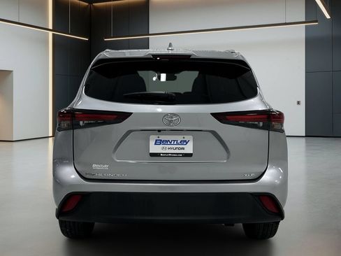 Used 2025 Toyota Highlander XLE FWD image 5