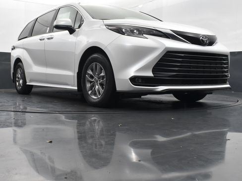 Used 2026 Toyota Sienna XLE FWD image 41