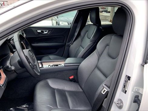 Used 2025 Volvo V60 B5 Cross Country Plus image 25