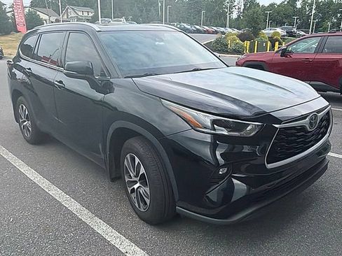 Used 2021 Toyota Highlander XLE AWD/4WD image 2