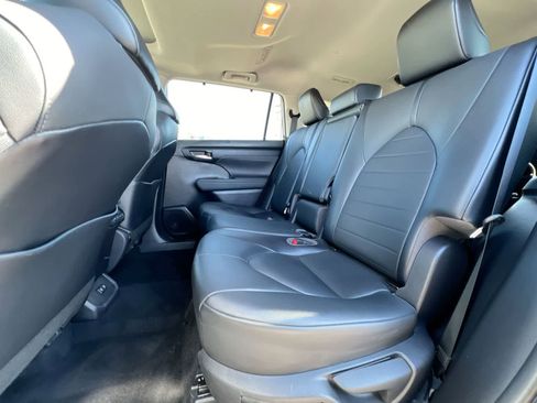 Used 2021 Toyota Highlander XLE image 19