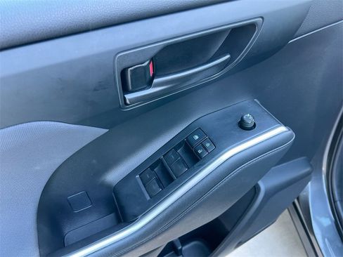 Used 2021 Toyota Highlander LE image 11