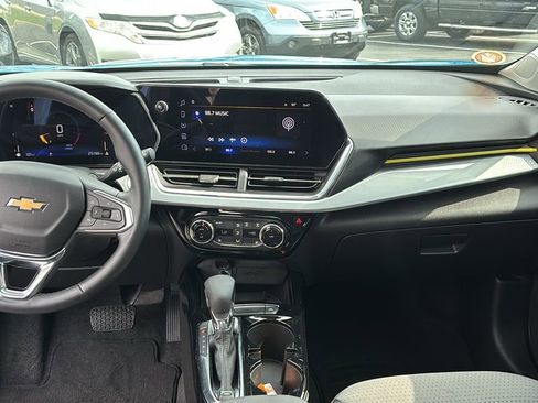 Used 2025 Chevrolet Trax LT w/ Sunroof Package image 12