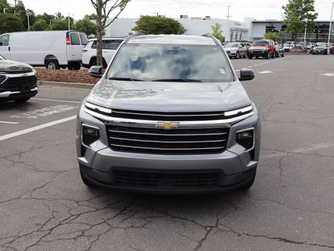 Used 2025 Chevrolet Traverse LT FWD image 3