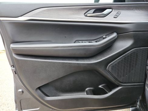 Used 2023 Jeep Grand Cherokee Limited image 24