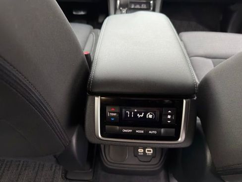 Used 2025 Subaru Ascent Premium image 26
