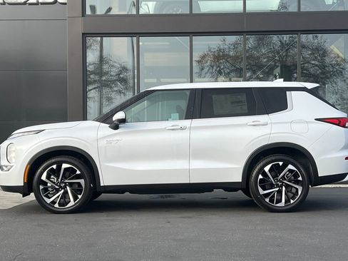 New 2025 Mitsubishi Outlander SE image 8