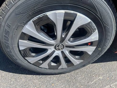 Used 2022 Toyota Prius XLE AWD/4WD image 11