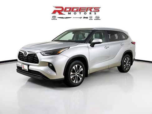 Certified 2023 Toyota Highlander XLE image 3