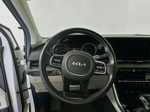 Used 2023 Kia Carnival EX FWD image 11