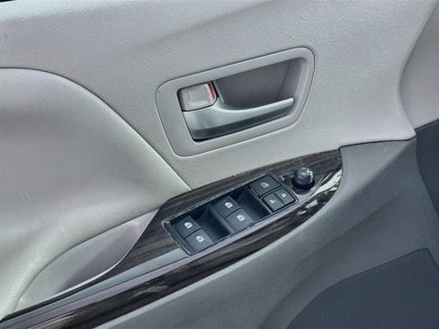Used 2018 Toyota Sienna XLE Premium w/ Outdoor Package AWD/4WD image 5