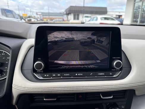 Used 2024 Nissan Rogue SV w/ SV Premium Package image 18