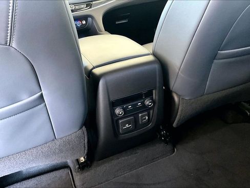 Used 2018 Buick Enclave Essence AWD/4WD image 13