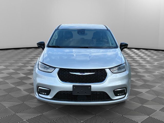 Used 2024 Chrysler Pacifica Touring-L FWD image 8