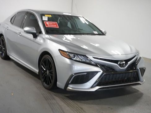 Used 2023 Toyota Camry XSE FWD image 3
