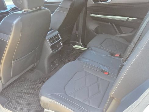 Certified 2024 Volkswagen Atlas Cross Sport SE FWD image 8