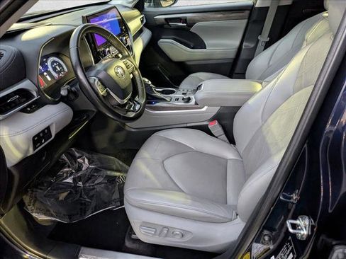 Used 2023 Toyota Highlander Platinum image 15