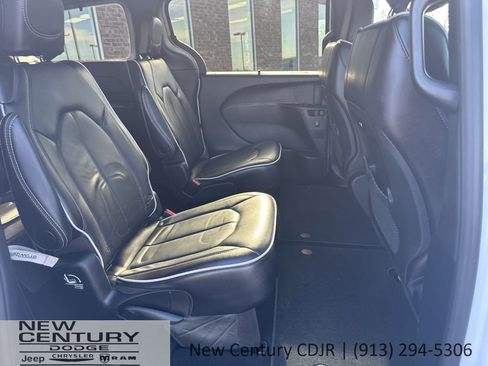 Used 2025 Chrysler Pacifica Limited image 13