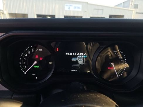 Used 2025 Jeep Wrangler Unlimited Sahara AWD/4WD image 12