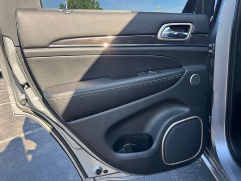 Used 2017 Jeep Grand Cherokee Overland w/ Jeep Active Safety Group AWD/4WD image 14