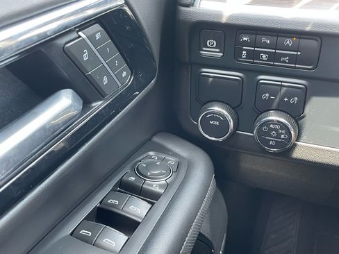 Used 2025 Chevrolet Tahoe Premier RWD image 16