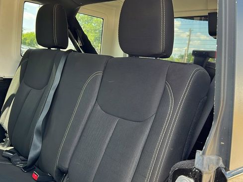 Used 2017 Jeep Wrangler Unlimited Sahara image 25