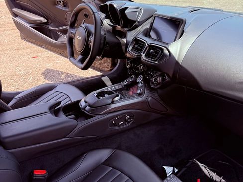 Used 2021 Aston Martin V8 Vantage Coupe image 30