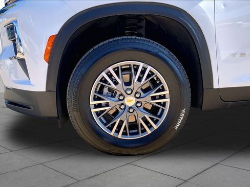 Certified 2025 Chevrolet Traverse LT FWD image 11