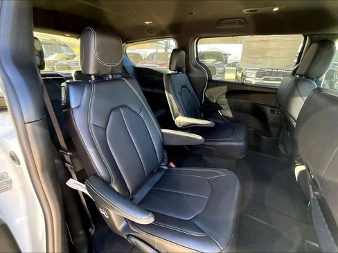 New 2026 Chrysler Pacifica Select image 20