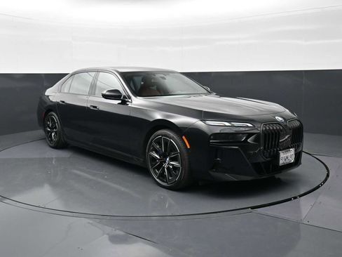 Used 2025 BMW 750e xDrive image 3